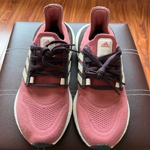 adidas Women's Ultraboost 22 Running Shoe, 6